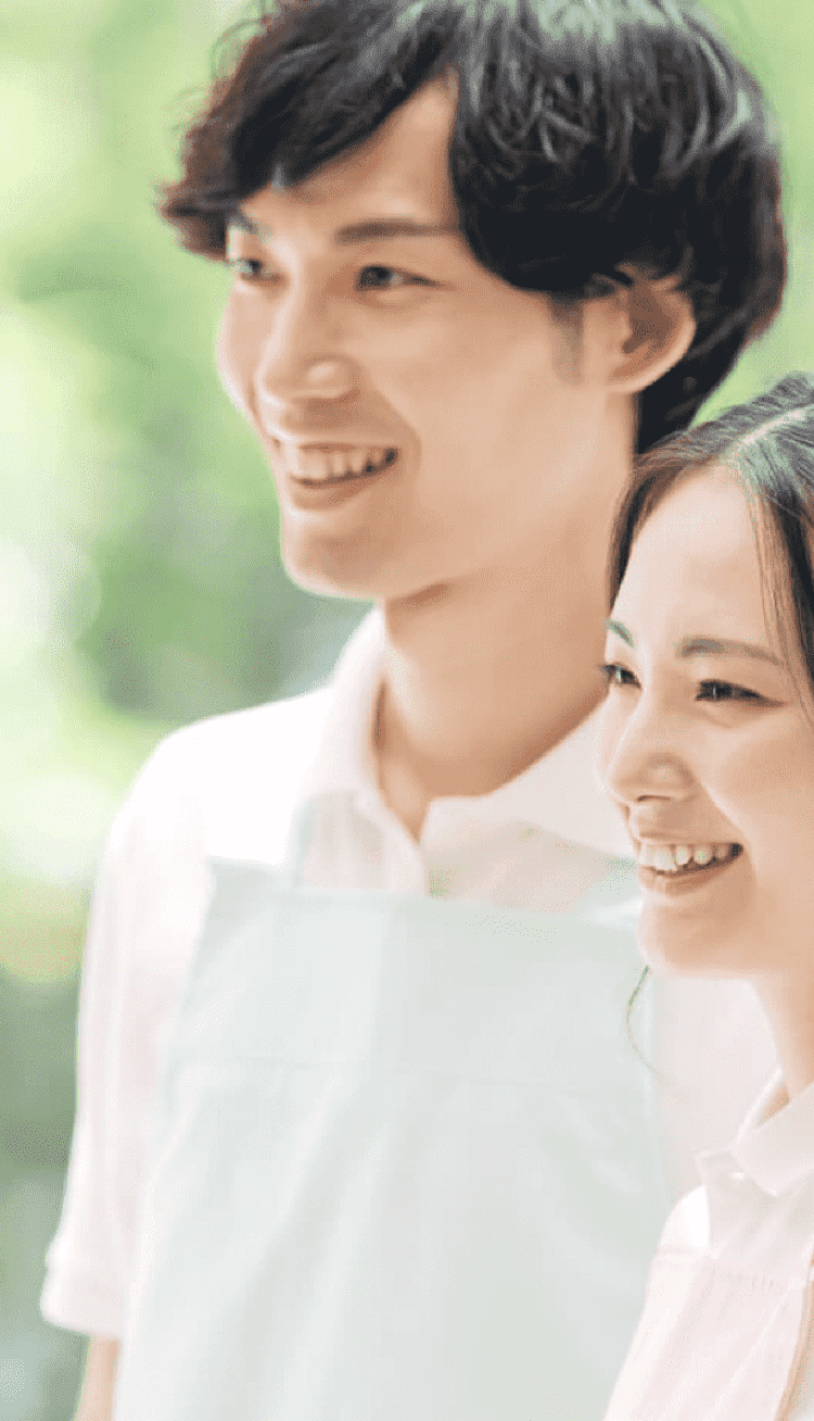 男性と女性が笑っている写真