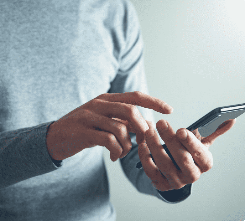 スマホでお問い合わせをしている男性