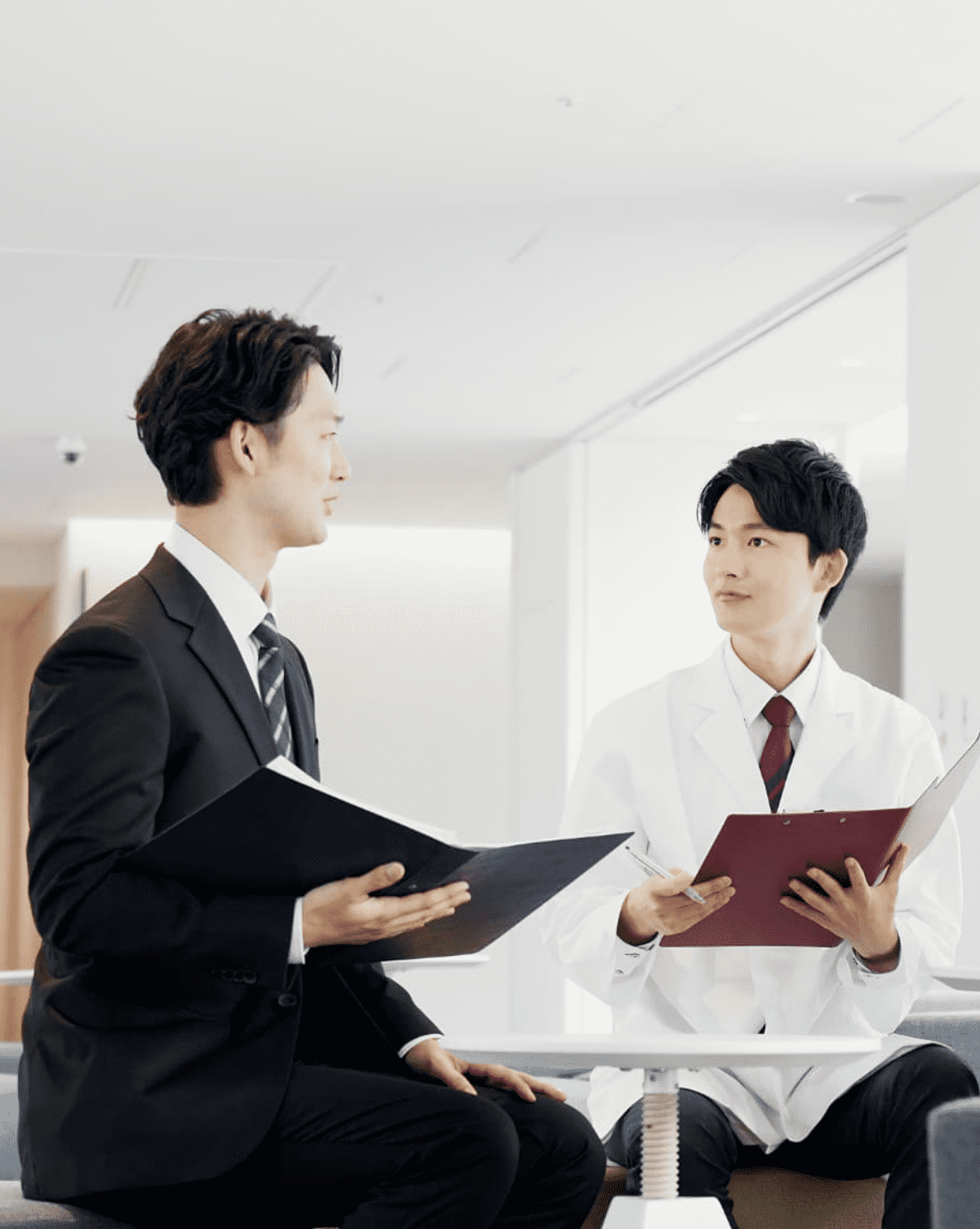 男性二人が話をしている様子