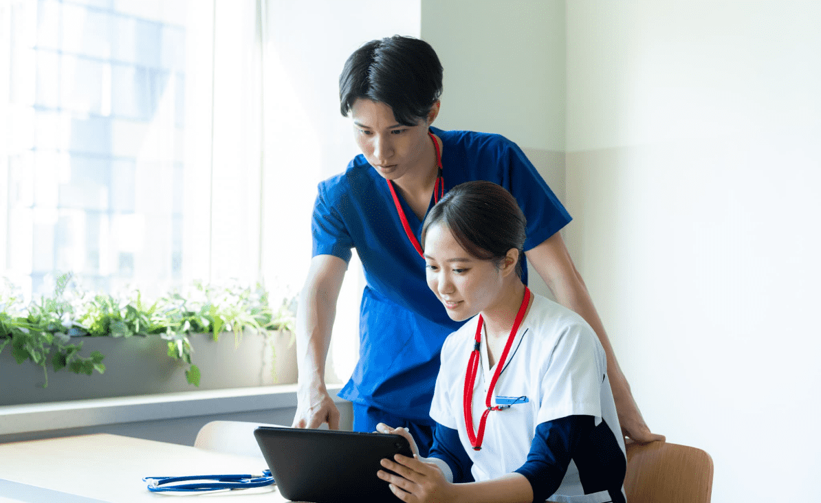 男性と女性が打ち合わせをしている様子
