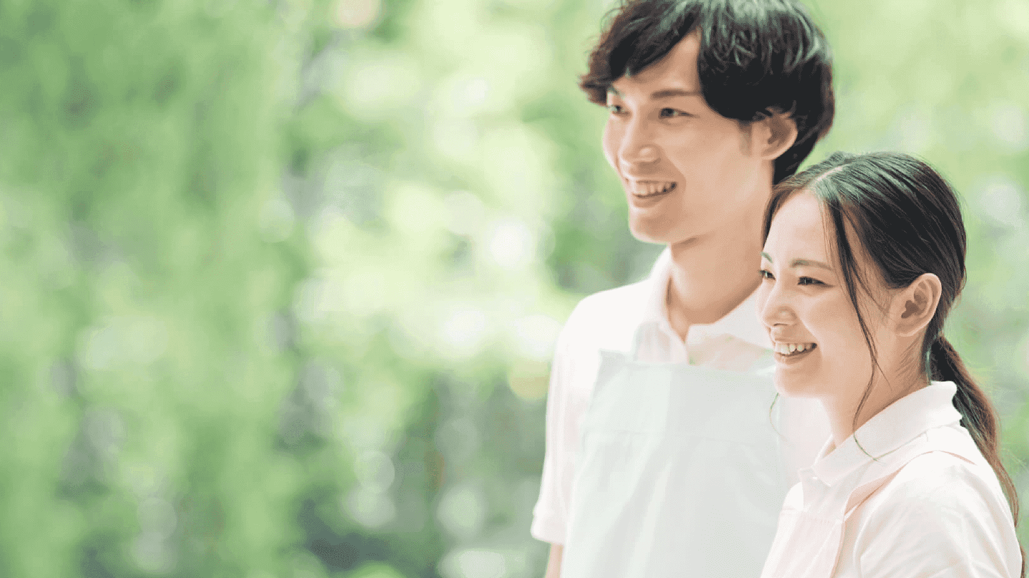 男性と女性が笑っている写真